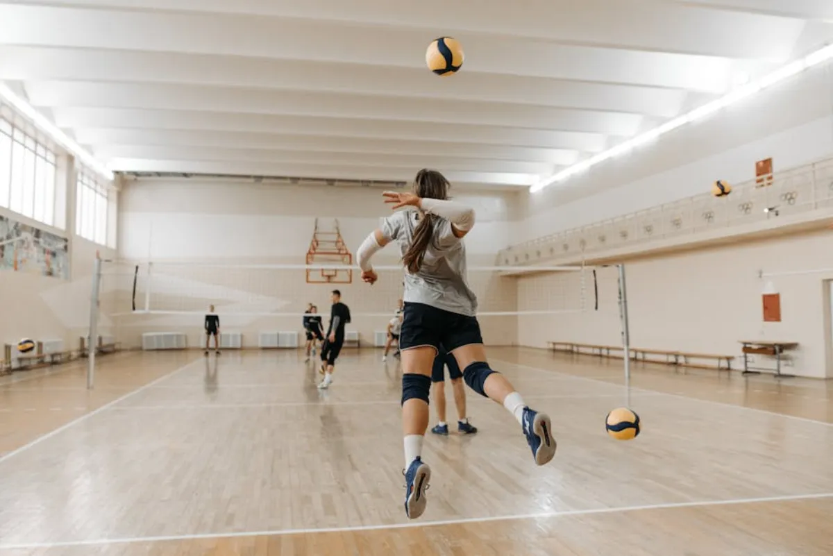 Athlete with knee pain during a jumping sport